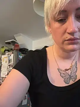 Snapshot of Rozendefotz chatting on 10-13-25, 06:35 Rozendefotz online show from 10-13-25, 06:35