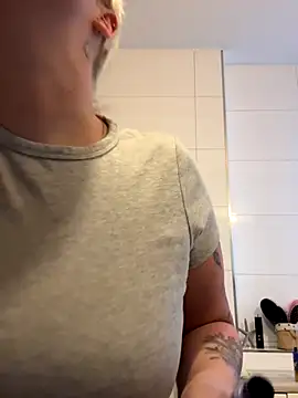 Snapshot of Rozendefotz chatting on 10-15-25, 06:02 Rozendefotz online show from 10-15-25, 06:02