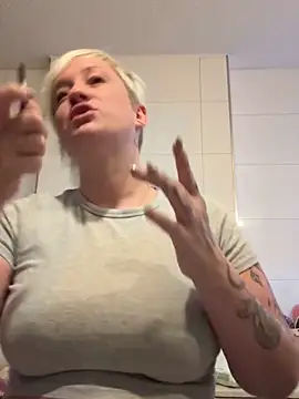 Snapshot of Rozendefotz chatting on 10-20-25, 06:14 Rozendefotz online show from 10-20-25, 06:14