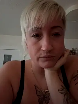 Snapshot of Rozendefotz chatting on 10-23-25, 06:13 Rozendefotz online show from 10-23-25, 06:13