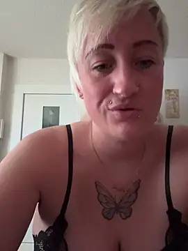 Snapshot of Rozendefotz chatting on 10-26-25, 02:34 Rozendefotz online show from 10-26-25, 02:34