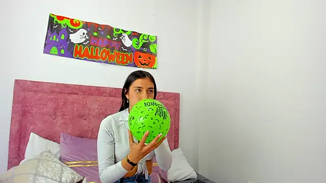 Snapshot of Vaiolet_Miller chatting on 10-04-25, 08:29 Vaiolet Miller online show from 10-04-25, 08:29