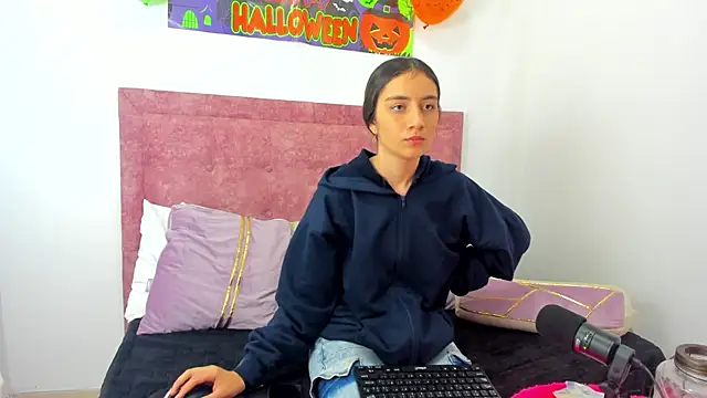 Snapshot of Vaiolet_Miller chatting on 10-20-25, 02:39 Vaiolet Miller online show from 10-20-25, 02:39