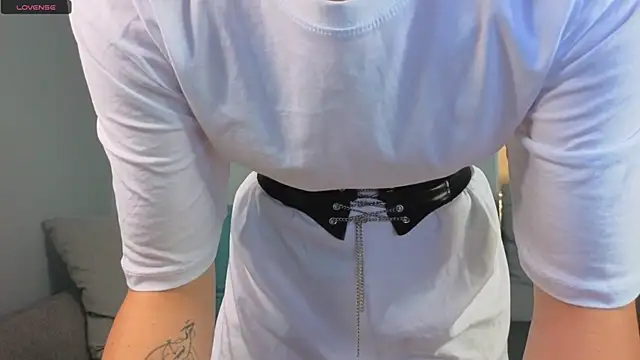 Snapshot of JuliannaWenger chatting on 10-25-25, 04:24 JuliannaWenger online show from 10-25-25, 04:24