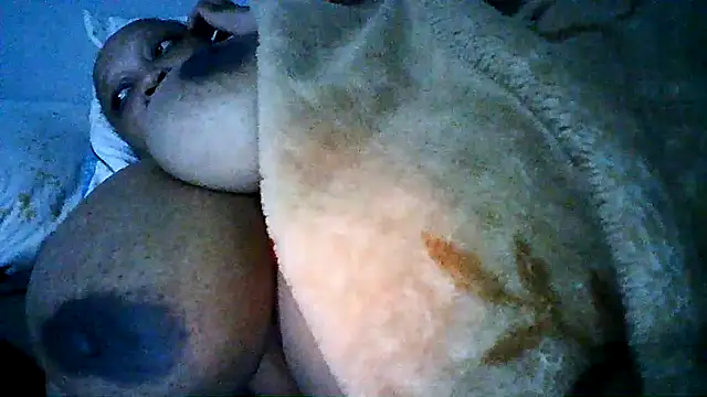 Snapshot of Yellobonepussy chatting on 09-30-25, 01:32 Yellobonepussy online show from 09-30-25, 01:32