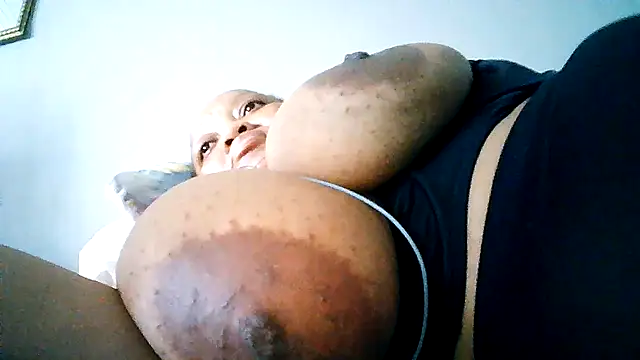 Snapshot of Yellobonepussy chatting on 10-15-25, 02:28 Yellobonepussy online show from 10-15-25, 02:28