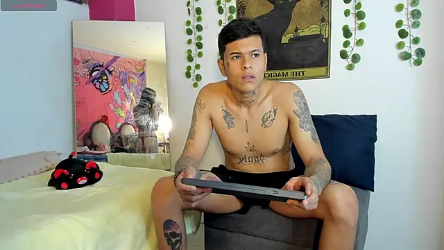 Snapshot of rosse_dredd chatting on 10-20-25, 12:33 rosse dredd online show from 10-20-25, 12:33