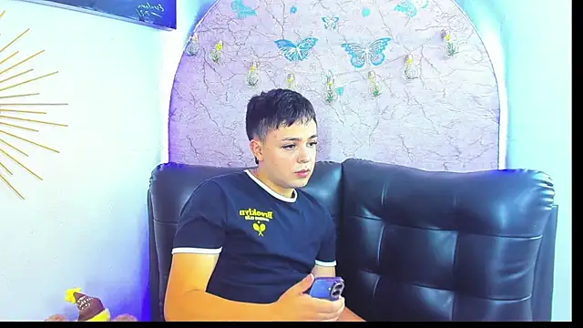 Snapshot of christopher_Hot chatting on 04-21-26, 03:46 christopher Hot online show from 04-21-26, 03:46