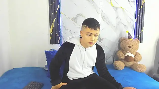 Snapshot of christopher_Hot chatting on 06-06-26, 02:38 christopher Hot online show from 06-06-26, 02:38