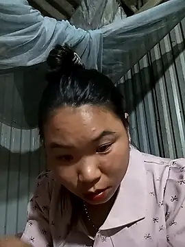 Snapshot of may-squirl chatting on 10-18-25, 11:33 may-squirl online show from 10-18-25, 11:33