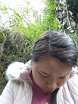 Snapshot of may-squirl chatting on 12-18-25, 05:57 may-squirl online show from 12-18-25, 05:57