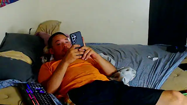 Snapshot of YoBlezz chatting on 06-12-26, 01:37 YoBlezz online show from 06-12-26, 01:37