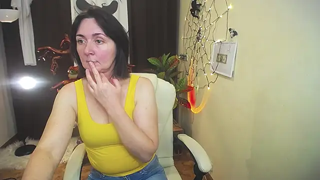 Snapshot of VivianGuchih chatting on 10-18-25, 11:55 VivianGuchih online show from 10-18-25, 11:55