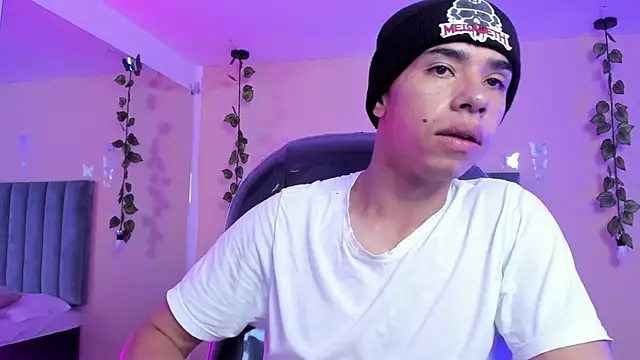 Muscle Scott online show from 11-18-25, 01:04