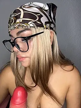 Dakota-Lona online show from 03-12-26, 09:43