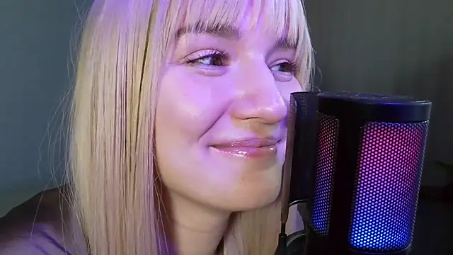 Snapshot of LunaXLoverx chatting on 10-08-25, 10:18 LunaXLoverx online show from 10-08-25, 10:18