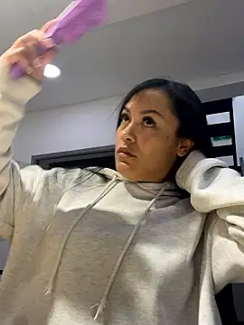 TiffanyyLam online show from 01-10-26, 11:45