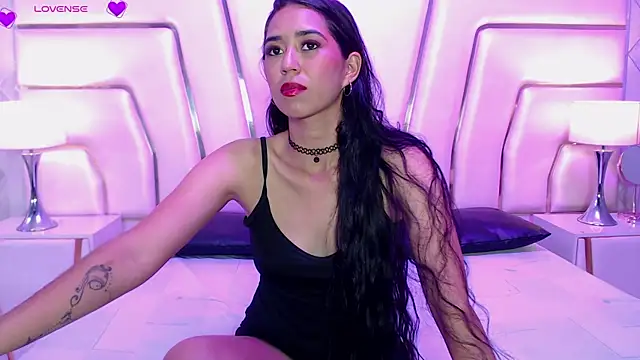 Snapshot of VioletPons chatting on 10-28-25, 07:38 VioletPons online show from 10-28-25, 07:38