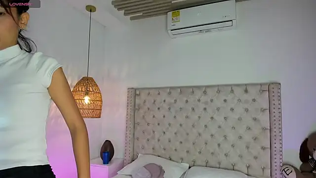 AdharaMancinii online show from 10-16-25, 11:44