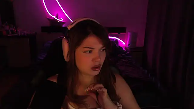 Snapshot of NutsGilmore chatting on 10-19-25, 05:13 NutsGilmore online show from 10-19-25, 05:13