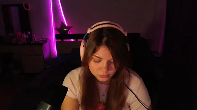 Snapshot of NutsGilmore chatting on 10-25-25, 05:08 NutsGilmore online show from 10-25-25, 05:08