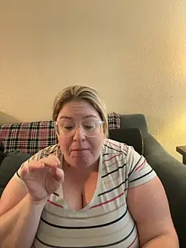 Snapshot of sexymommy1988 chatting on 09-24-25, 05:05 sexymommy1988 online show from 09-24-25, 05:05