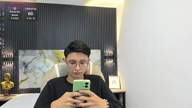 SantiagoRusso18 online show from 10-01-25, 01:06