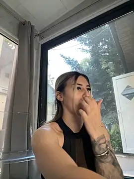 Snapshot of Ella_Vee chatting on 09-20-25, 04:35 Ella Vee online show from 09-20-25, 04:35