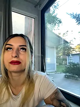 Snapshot of Ella_Vee chatting on 09-24-25, 04:38 Ella Vee online show from 09-24-25, 04:38