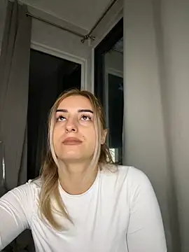 Snapshot of Ella_Vee chatting on 10-08-25, 04:10 Ella Vee online show from 10-08-25, 04:10