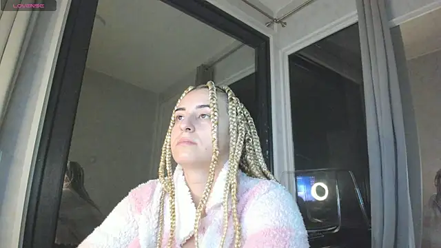 Snapshot of Ella_Vee chatting on 10-22-25, 02:34 Ella Vee online show from 10-22-25, 02:34