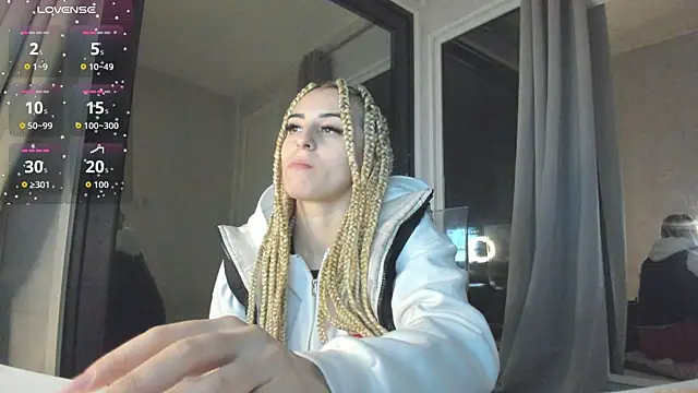 Snapshot of Ella_Vee chatting on 10-25-25, 03:03 Ella Vee online show from 10-25-25, 03:03