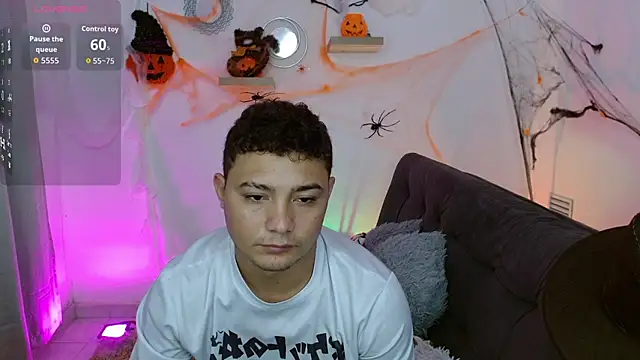 Snapshot of antonella_n_brian chatting on 10-31-25, 06:53 antonella n brian online show from 10-31-25, 06:53