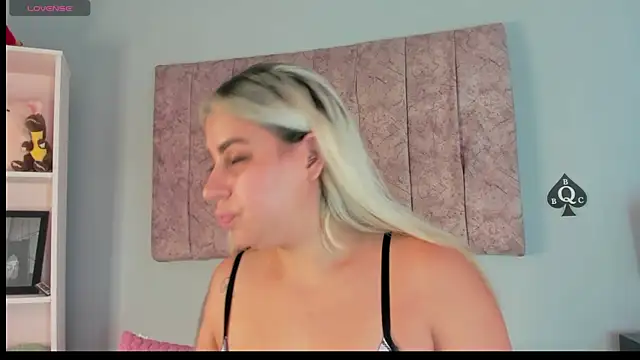 Snapshot of naomi_sanz chatting on 10-15-25, 06:30 naomi sanz online show from 10-15-25, 06:30