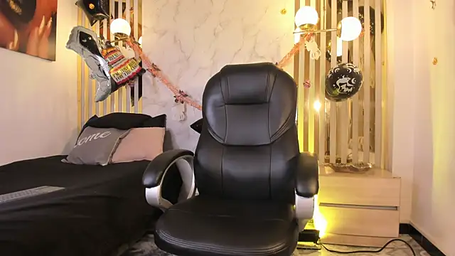 Melaniegh  online show from 10-26-25, 11:27