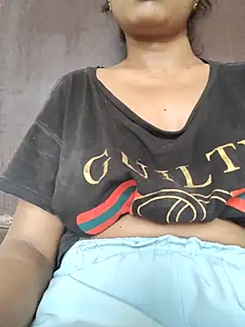 Snapshot of pari_300 chatting on 09-13-25, 10:04 pari 300 online show from 09-13-25, 10:04