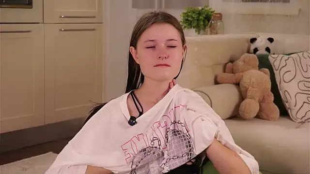 LynHillaire online show from 09-16-25, 11:11