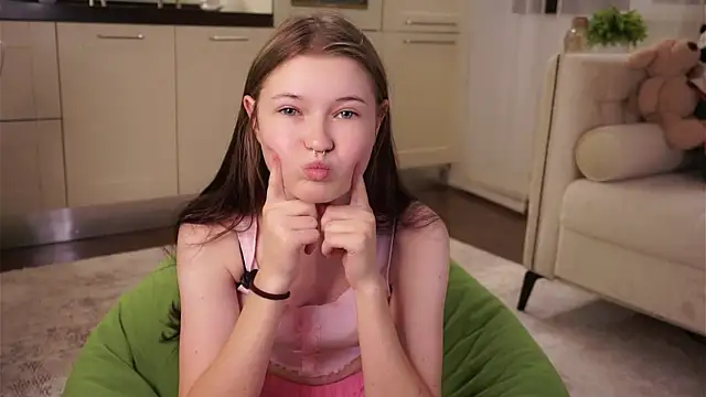 LynHillaire online show from 09-18-25, 11:12