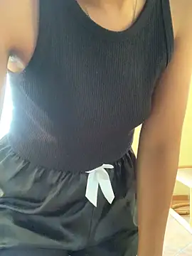 Snapshot of Pretty_Beauty chatting on 10-30-25, 09:11 Pretty Beauty online show from 10-30-25, 09:11