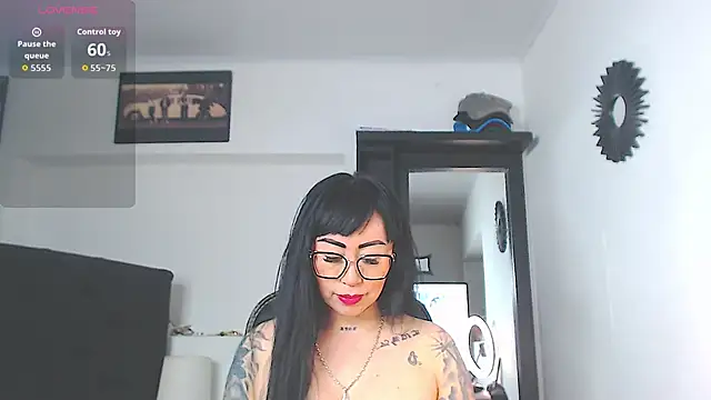 Snapshot of Vicky_hotmilf chatting on 04-10-26, 11:04 Vicky hotmilf online show from 04-10-26, 11:04