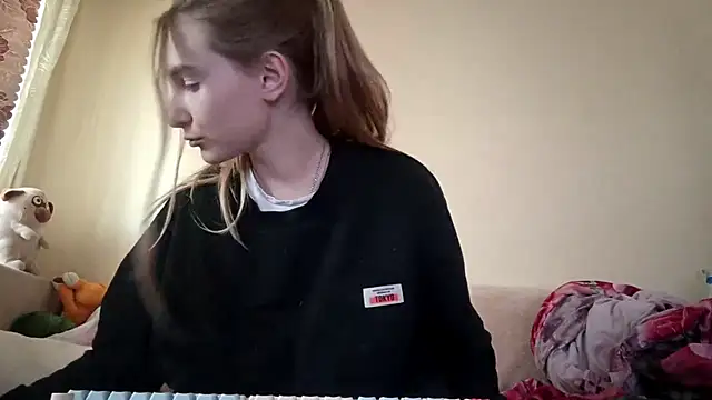 Snapshot of Nymera_flare chatting on 10-01-25, 05:57 Nymera flare online show from 10-01-25, 05:57