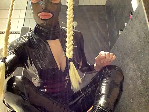 latexluisa online show from 04-15-26, 02:46