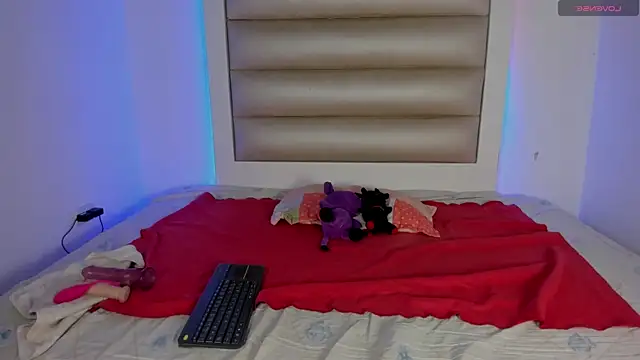 Luna and lindsy online show from 10-29-25, 01:13