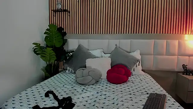 Roseaurora online show from 11-27-25, 12:40