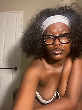 Snapshot of Moonzy77 chatting on 09-15-25, 05:46 Moonzy77 online show from 09-15-25, 05:46