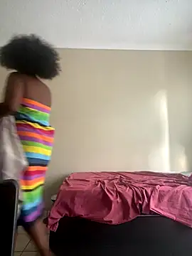 Snapshot of Moonzy77 chatting on 09-19-25, 07:43 Moonzy77 online show from 09-19-25, 07:43