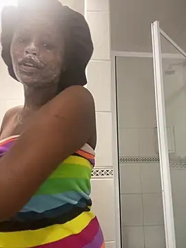 Snapshot of Moonzy77 chatting on 09-21-25, 04:30 Moonzy77 online show from 09-21-25, 04:30