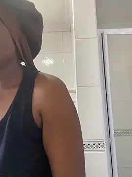 Snapshot of Moonzy77 chatting on 09-28-25, 10:53 Moonzy77 online show from 09-28-25, 10:53