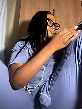 Snapshot of Moonzy77 chatting on 10-24-25, 09:44 Moonzy77 online show from 10-24-25, 09:44