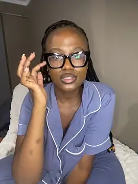 Snapshot of Moonzy77 chatting on 11-14-25, 10:18 Moonzy77 online show from 11-14-25, 10:18